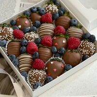 Молочное ассорти S в SweetGift клубника в шоколаде
