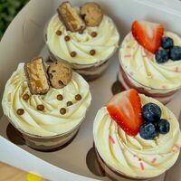 Набор Трайфлов сникерс и красный бархат в MCakes - торты и десерты