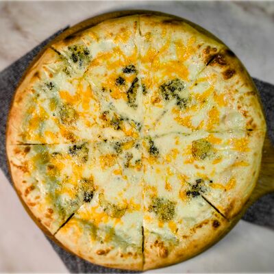 Пицца Четыре сыра (30 см) в Restobar Первый & Ресторан доставки Личный повар по цене 659 ₽