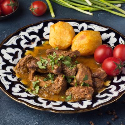Азу из говядины с гарниром на выборв Узбекская кухня по цене 550 ₽