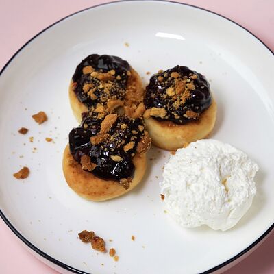 Сырники с черной смородиной и взбитым йогуртом в Сойка напела по цене 580 ₽