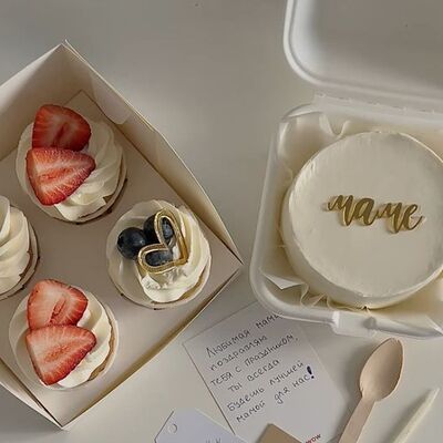 Бенто торт + 4 капкейка-тортика в стаканчике с цветами в О! Тортик по цене 3699 ₽