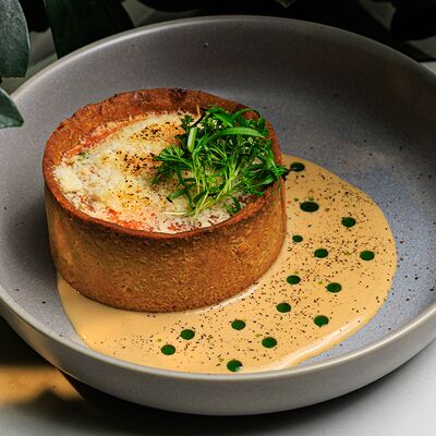 Киш с лососем, брокколи и сливочным биском в Ресторан Строгов по цене 950 ₽