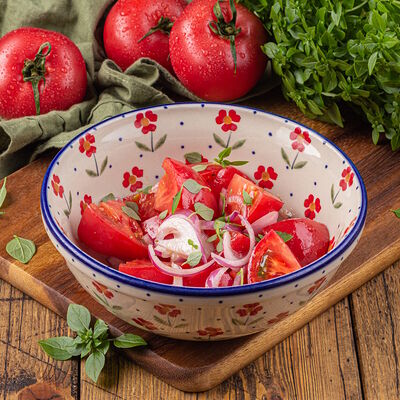 Салат из помидоров с красным луком в Сыроварня по цене 650 ₽