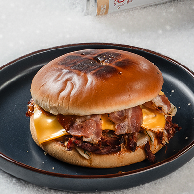 Бургер с томлеными щечками в Ермолаевъ спорткомитет по цене 1140 ₽