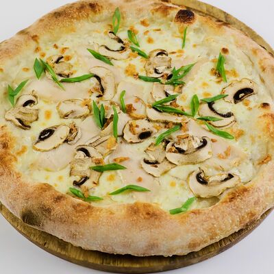 Пицца с грибами и цыпленком в Нью-Йорк пицца и гриль по цене 640 ₽