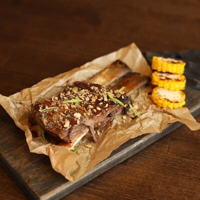 Ребра говяжьи в сливовом соусе с кукурузой в Sterling гастро паб по цене 2400 ₽