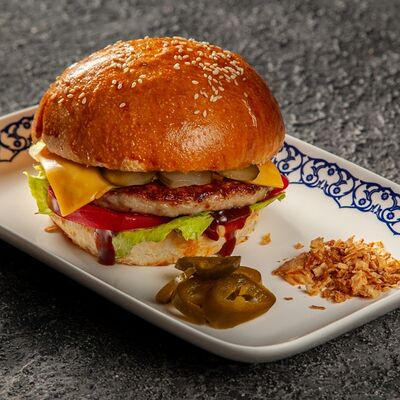 Бургер с курицей и сыром чеддер в Ozyurt по цене 575