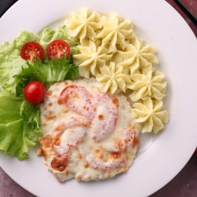 Куриная отбивная с помидором и сыром в Чайхана Самарканд по цене 630 ₽