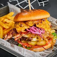 Фирменный бургер FatBoy в FatBoy PUB