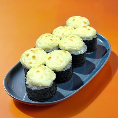 Запеченный ролл со слабосоленым лососем в Мак и манго по цене 500 ₽