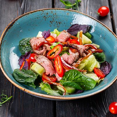 Салат с маринованным ростбифом и овощамив La Strada по цене 1306 ₽