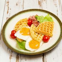 Вафли с беконом и яйцом в Wilkins