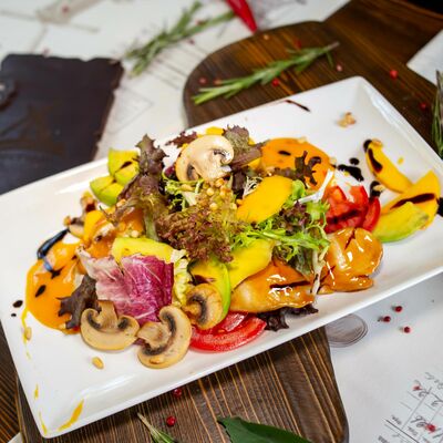 Куриное филе с манго и авокадо в Мельница по цене 550 ₽