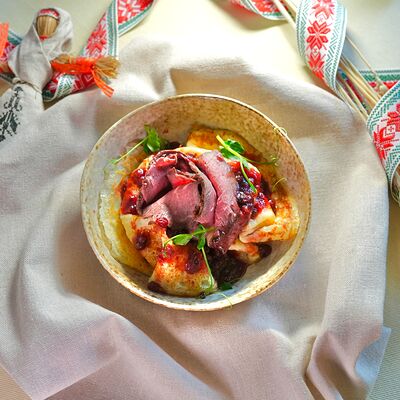 Блинчики с ростбифом под брусничным соусомв Ботаника по цене 520