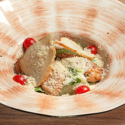 Цезарь с курицей в Караоке Соло по цене 450 ₽