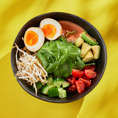 Салат с авокадо с соусом красный апельсин в ASIATIQ Ramen-Bar по цене 720 ₽