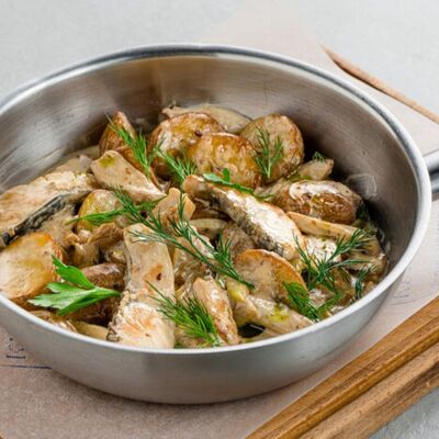 Фишстроганов с астраханским сомом и грибамив Крем кафе по цене 910 ₽