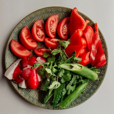 Тарелка свежих овощей в Мацони по цене 430