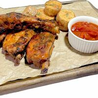 Свиные ребра с печеным картофелем и домашним лечо в Камелот