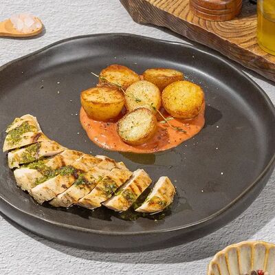 Томленая куриная грудка с песто в Vivat Pizza по цене 530 ₽