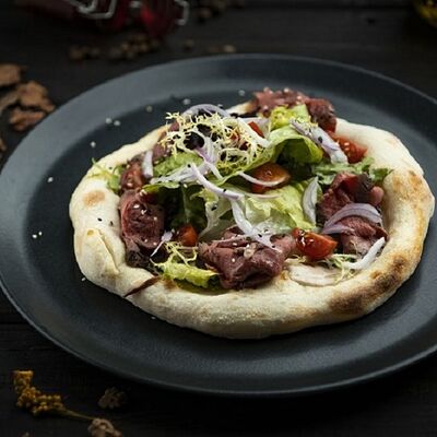 Фокачча с ростбифом и соусом вителло тоннато в Сытый Лось по цене 690 ₽