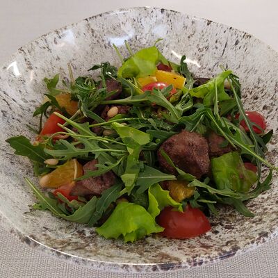 Теплый салат с куриной печенью в Марсель кафе-кондитерская по цене 651 ₽