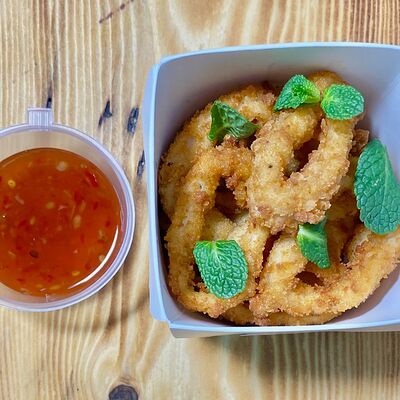 Хрустящие кальмары с соусом сладкий чили в Умами по цене 740 ₽