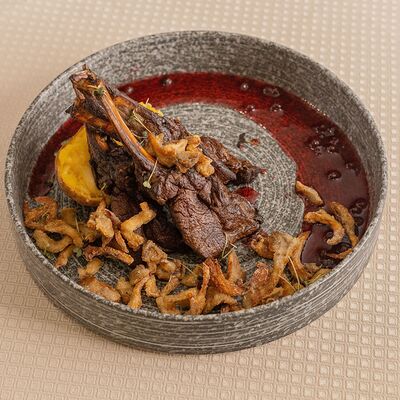 Каре косули с запеченным картофелем с сыром и брусничным соусомв Русская охота по цене 1250 ₽