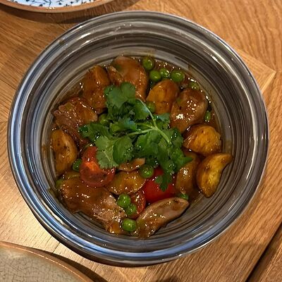 Язычки ягненка с печёным картофелем и зеленым горошкомв Куркума по цене 830 ₽