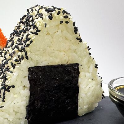 Онигири с курицей в Rollstreet по цене 320 ₽