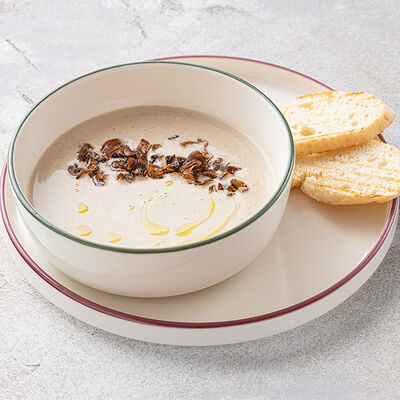 Суп-крем грибной с трюфельным маслом и грибными чипсами в Шоколадница по цене 490 ₽