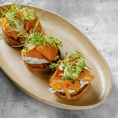 Гречневые оладьи, цитрусовый лосось, творожный крем в 19 по цене 1287 ₽