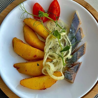 Салатик Селёдочка с картофелем в Вкус кафе по цене 150 ₽
