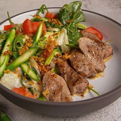 Салат с уткой под ореховым соусом в Потроха по цене 699