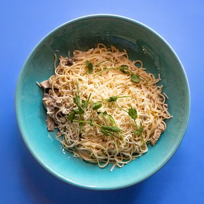 Спагетти с курицей и шампиньонами в Coffee Cake по цене 490 ₽