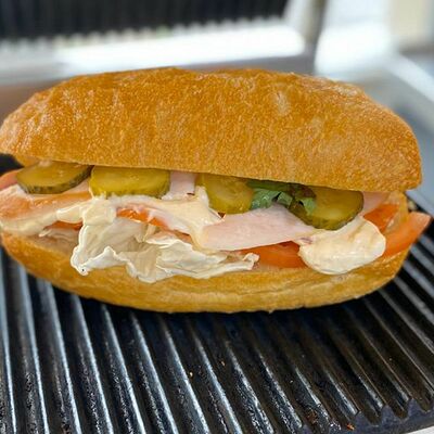 Сэндвич с курицей в Жар Свежар по цене 95 ₽