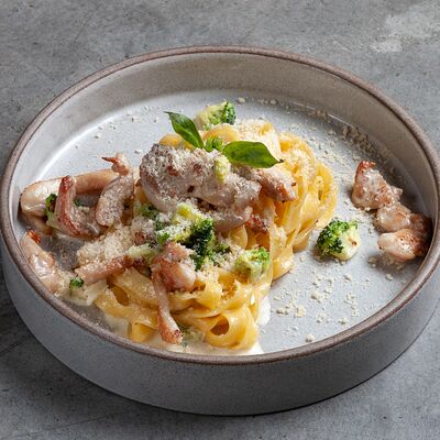 Паста тальятелле с курицей и брокколи в Penny по цене 590 ₽