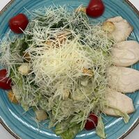 Салат Цезарь с филе цыпленка в Кафе Сербской кухни Шеff