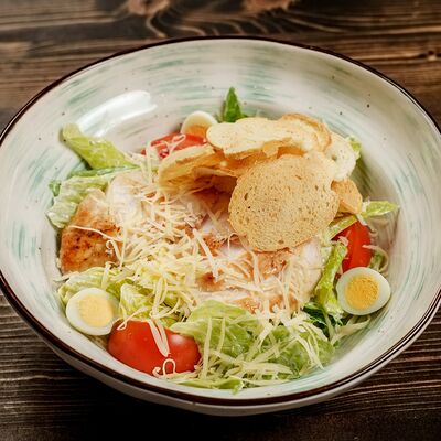 Цезарь с курицейв Гастробар Феллини по цене 520 ₽