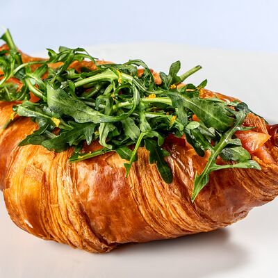 Круассан с копчёным лососем и страчателлой в МОМО по цене 1550 ₽