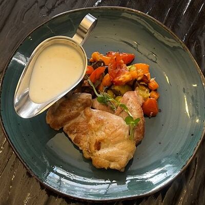 Филе бедра цыпленка, обжаренное на гриле, запеченные овощи, бешамель в Длинный нос по цене 390 ₽