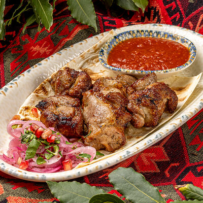 Шашлык из свиной шеи в Хмели & Сунели по цене 970 ₽