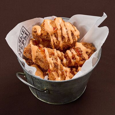 Куриные крылья с соусом на выбор в Реальные бургеры по цене 490 ₽