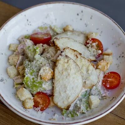 Салат Цезарь с курицей в Про Тесто по цене 420 ₽