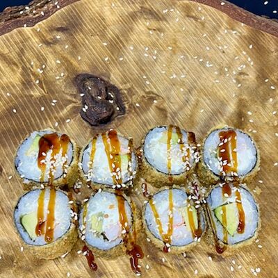 Темпура-ролл с креветкой и авокадо в Суши Лавка по цене 479 ₽