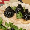 Черные хинкали с креветками, сыром сулугуни и острым соусом (3 шт) в Оливье по цене 989