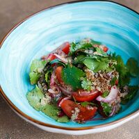 Салат из помидоров со шпинатом и киноа в Дюшес