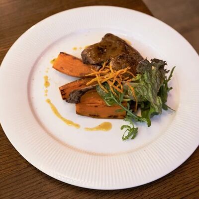 Утиная ножка конфи с запеченным бататом в Миллениал по цене 920 ₽