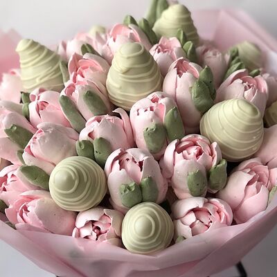 Клубника в шоколаде и зефирные розовые тюльпаны в Fujibox по цене 4000 ₽